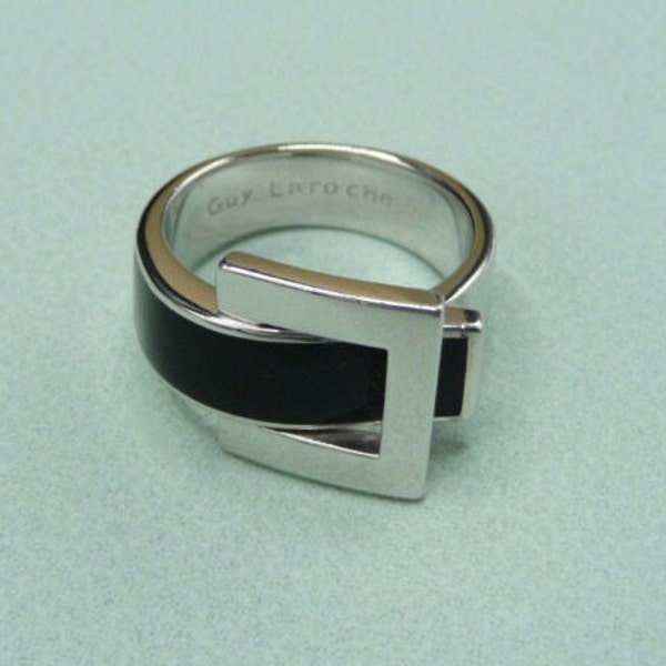 Guy Laroche (France). Bague en argent et laque noire.