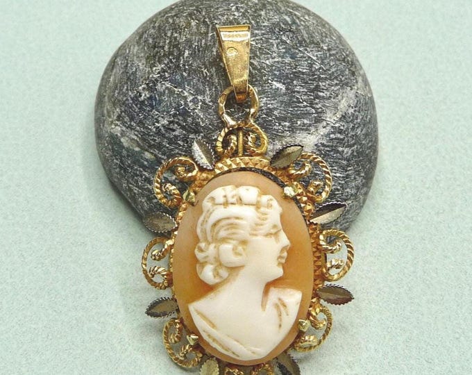 France. 18-carat gold pendant adorned with a shell cameo. Vintage.