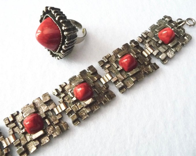 France. Bracelet and Ring, in metal and red resin. Vintage.