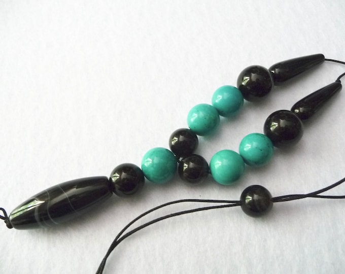 Howlite, agate and onyx necklace.