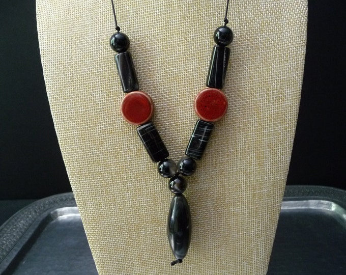 Necklace in zoned agate, carnelian and glazed earth.