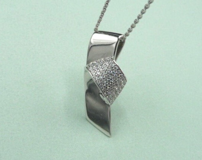 Guy Laroche (France). Silver and zircon pendant.