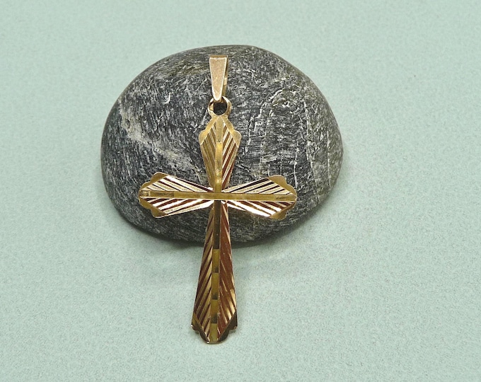 18-carat gold cross. 1940s-1960s. Vintage.