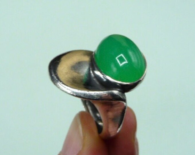 Heavy silver ring decorated with a green stone. Vintage.