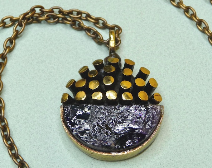 Bronze necklace adorned with a raw amethyst. Vintage.