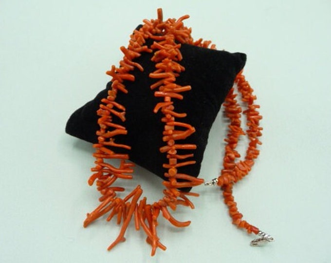 Natural coral necklace. Vintage.