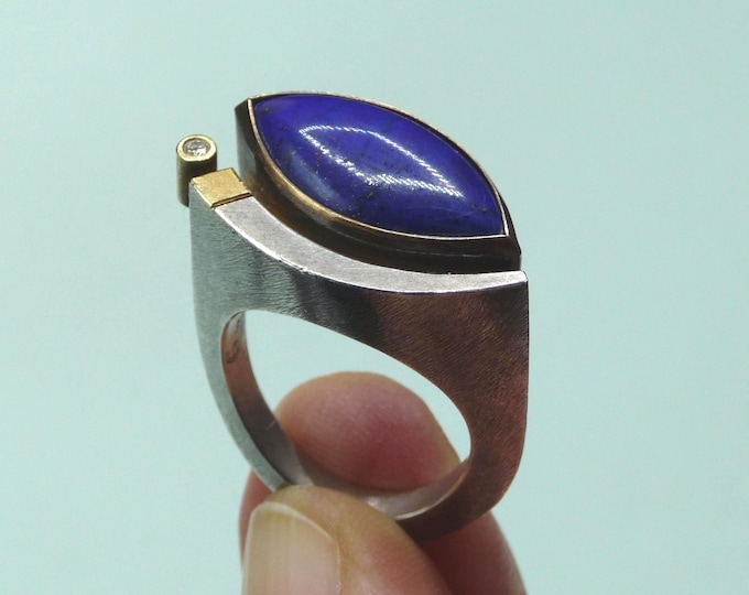 Silver and vermeil ring decorated with a lapis lazuli. Vintage.