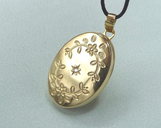 Vintage 18-carat gold photo locket pendant.