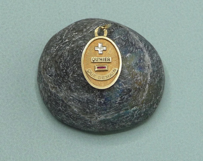 18-Carat Gold Love Medal – A. Augis – Vintage French Jewelry – Symbolic Gift