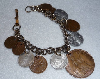Bracelet en métal orné de pièces de monnaie d'origines diverses.