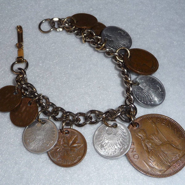 Bracelet en métal orné de pièces de monnaie d'origines diverses.