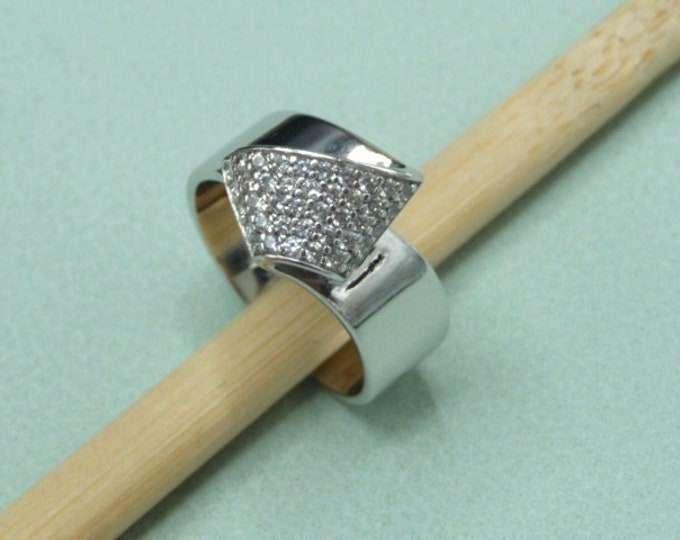 Guy Laroche (France). Silver and zircon ring.