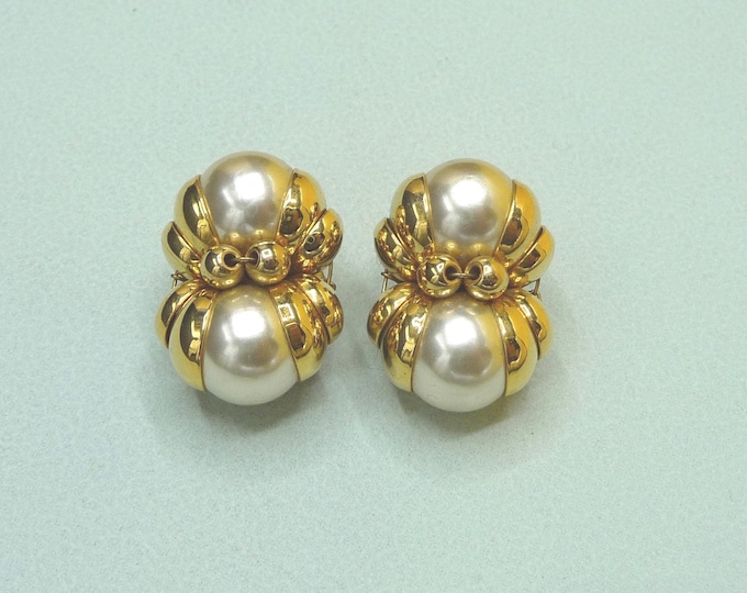 France. Earrings. Gold-plated metal. Vintage. 1980s.
