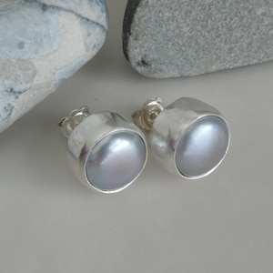 Boucles d&#39;oreilles en argent sterling et en perles d&#39;eau douce grises faites main