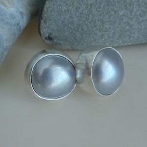 Boucles d&#39;oreilles clous d&#39;oreilles faits main en argent sterling et perles d&#39;eau douce faites main