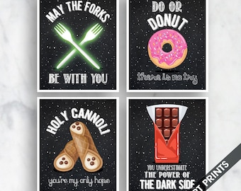 Sweet Wars - Forks, Donut, Cannoli, Dark Side (Edición especial) Juego de 4 impresiones artísticas (presentadas en Galaxy Chalkboard) Arte divertido de la cocina