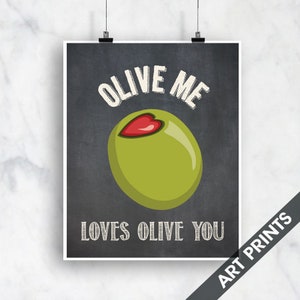 Olive Art Print ingelijste Olive Me Loves Olive You grappige keukenkunstdruk (met vintage schoolbord) Keukenkunst wordt afgedrukt lyrische muurkunst
