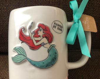 Tazza "Ariel" della Sirenetta di Rae Dunn, nuova Disney, con interno rosa, nessun danno, mai usata.