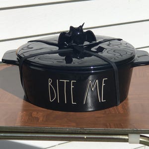 Rae Dunn New Halloween Quart Casserole W/ Bat Lid Shiny Black