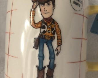 Taza "Howdy" de Woody, Toy Story de Disney, nueva de Rae Dunn. Sin daños, nunca usada.