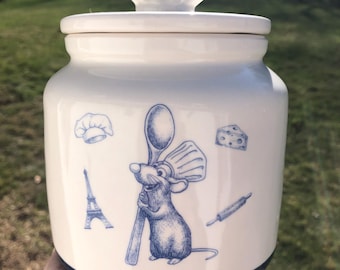 Nuevo bote de Ratatouille de Disney Pixar de Rae Dunn "Cualquiera puede cocinar" con Remy el ratón. Sin daños, nunca usado.