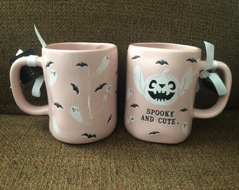 Taza de Halloween de Stitch de Disney de Rae Dunn, taza rosa "Espeluznante y linda"
