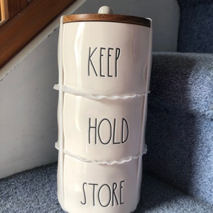 Nouveau Rae Dunn Keep Hold Store 3 conteneurs empilables avec couvercle en bois Aucun dommage Jamais utilisé 10" de haut