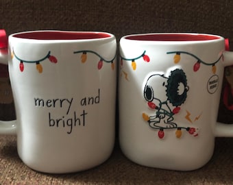Rae Dunn Nowy świąteczny kubek Peanuts Snoopy „Wesołych i jasnych”