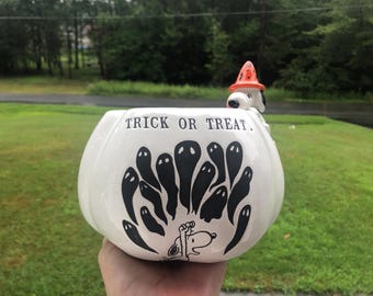 Rae Dunn New Peanuts Snoopy Decorative Halloween Candy Bowl Pumpkin Shaped "Trick or Treat"