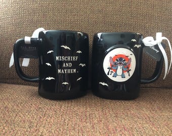 Taza de Halloween de Stitch de Disney de Rae Dunn "Travesuras y Caos"