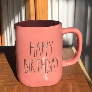 Rae Dunn New Pink "Happy Birthday" Tasse Kein Schaden nie benutzt