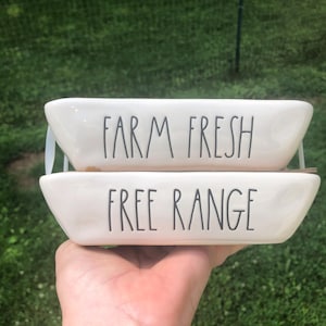 Rae Dunn Eierhalter-Set: Farm Fresh & Freilandkeramik