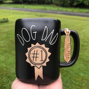 Taza negra nueva Rae Dunn "#1 Dog Dad" Día del Padre Sin daños Nunca usada