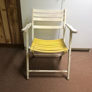 Télescope vintage des années 1950, chaise en bois pliante décontractée, patio, pelouse, blanc, siège jaune, peinture d'origine, bon état
