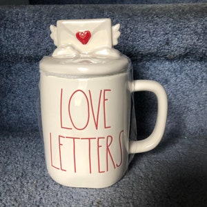 Taza con tapa New Love Letters de Rae Dunn para el día de San Valentín, sin daños, nunca usada