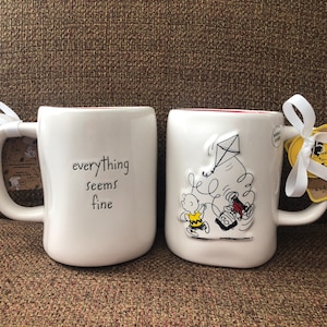 Rae Dunn Nuova tazza Peanuts Charlie Brown & Marcie Flying A Kite "Tutto sembra a posto" Nessun danno Mai usato