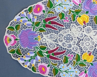 ハンガリーの手作り刺繍テーブルランナー：カロチャ花柄レース - Etsy 日本