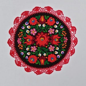 Tapete Matyo húngaro redondo de 13,4&quot; bordado a mano, pieza central, motivos de flores rojas