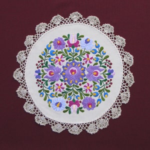 Matyo húngaro bordado a mano 15 &quot;redondo doily, centro de mesa, motivos de flores púrpuras