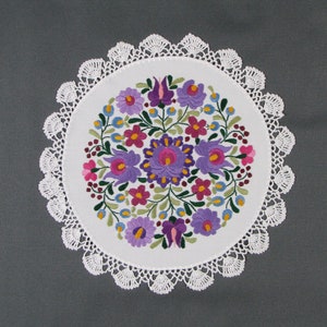 Matyo húngaro bordado a mano pequeño 15 &quot;redondo doily, centro de mesa, motivos de flores púrpuras
