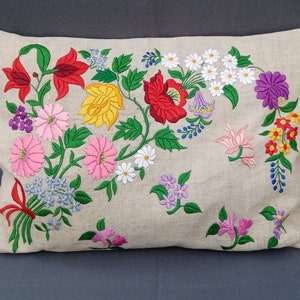 ハンガリーのカロチャの花のモチーフをあしらったヴィンテージの手刺繍枕カバー