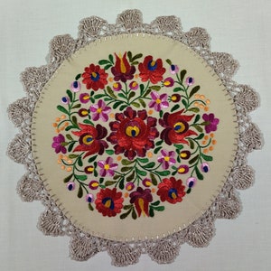 Matyo húngaro bordado a mano pequeño tapete redondo de 15&quot;, pieza central, motivos de flores rojas
