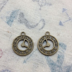 20pcs 20x20mm Antique Bronze Clock Charm Pendants