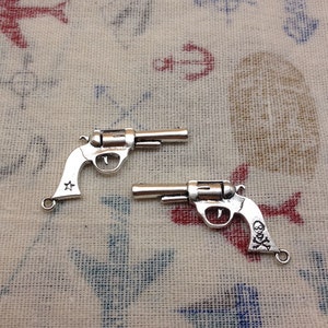 20PCS Of 20x40MM Antique Silver Charm Pendant,metal finding,gun pendant ,jewelry findings,revolver,Bracelet Connectors