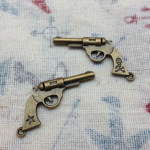 20PCS Of 20x40MM Antique Bronze Charm Pendant,metal finding,gun pendant ,jewelry findings,revolver,Bracelet Connectors