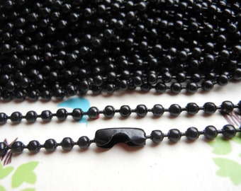 Puede incluir: Collar de cadena de bolas negras con un cierre negro. La cadena está hecha de cuentas de metal.