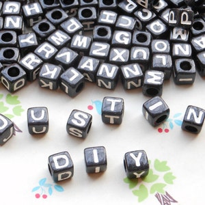 500 Stück 7mm Alphabet Cube Perlen, Buchstaben quadratische Perlen, schwarzer Buchstabe Perle mit einem Loch.