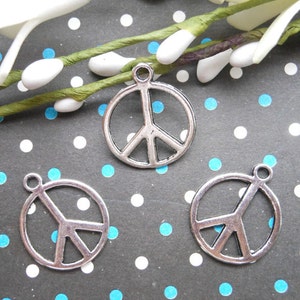 SALE--50pcs 17.5mm antiqued silver round shape peace symbol charms