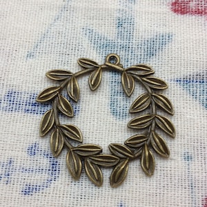 10 pcs 38x38mm of Antique Bronze Olive Leaf Wreath Charms Pendants