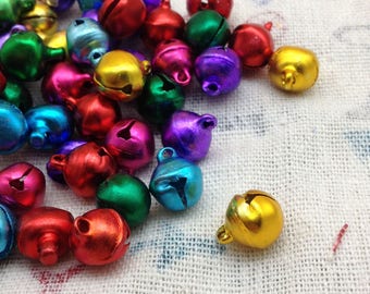 300pcs 10mm asorted la couleur des petits grelots, cloches pour animaux de compagnie, cloches de chien, cloches de Noël, cloches de pendentif, bell bricolage, jingle bell